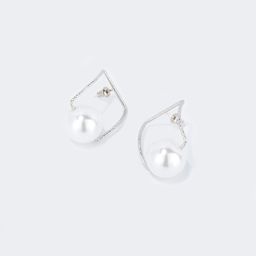 Stylish Geometric Pearl Earrings0