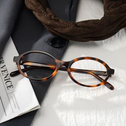 Everly Tortoise Oval Glasses2