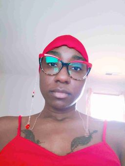 I love the gold lipstick ???? chain‼️0