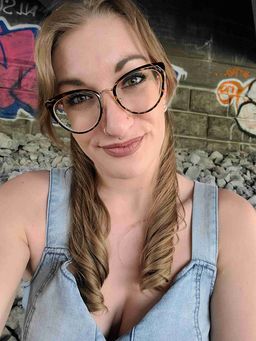 A fun frame!! Only downfall is no spring hinges. Super cute and casual0