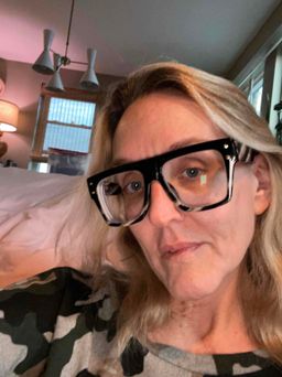 swanky AF. love my 70s swinger vibe. home run on 2 prs of glasses. 0