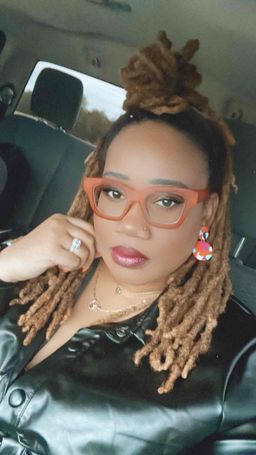 Love these orange frames! 0