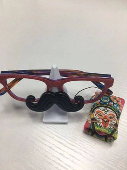 Amazing quality and color!!! love its spring hinge!! the two small acc0