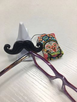 Amazing quality and color!!! love its spring hinge!! the two small acc2