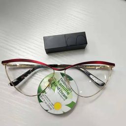 lovely cat eye! metallic texture! it matches my lipstick perfectly!0